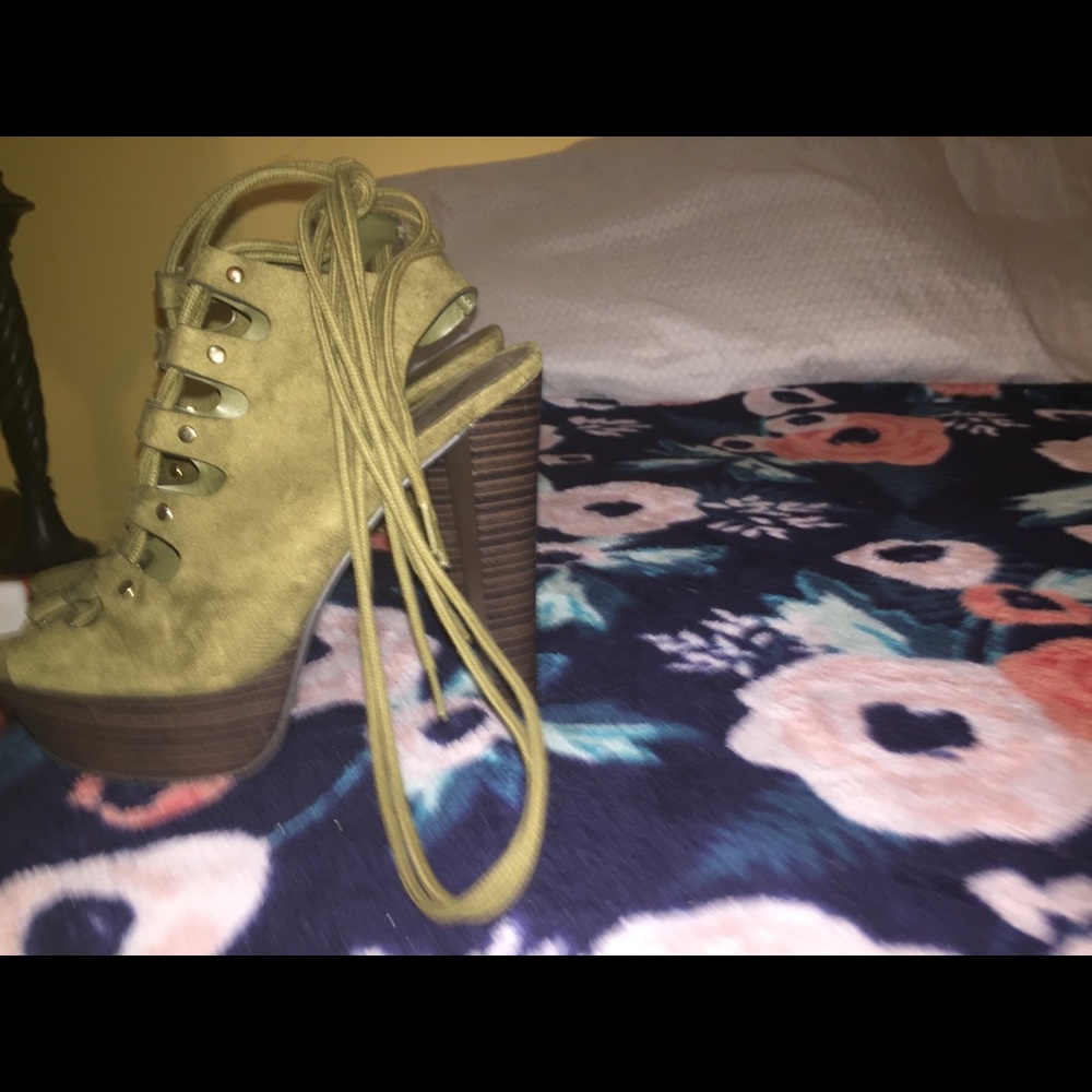 Shoes barley used